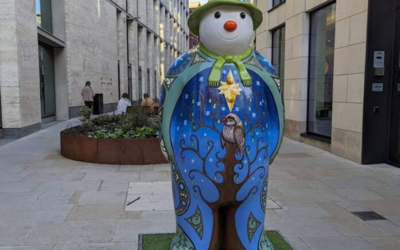 Επιβλητικοί Χιονάνθρωποι συναντούν τα Χριστούγεννα στο Λονδίνο