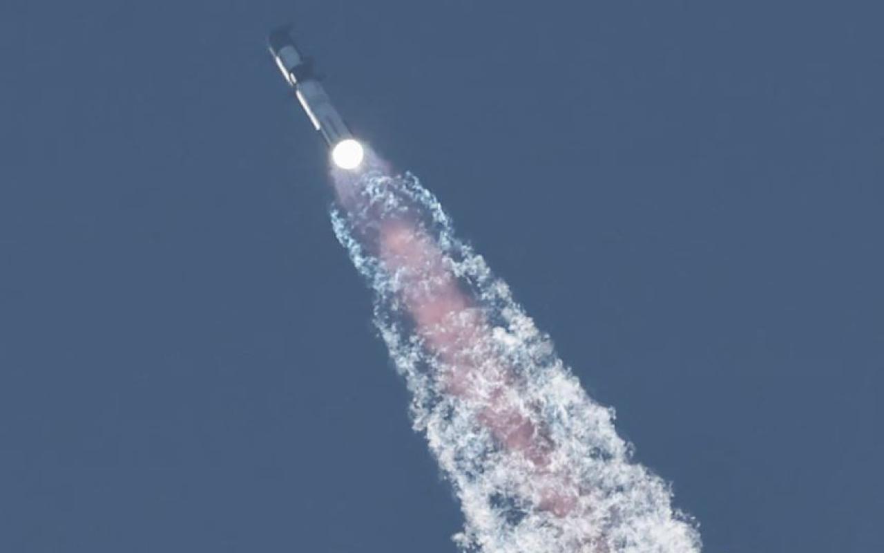 Το διαστημόπλοιο Starship του SpaceX στην κορυφή του ισχυρού πυραύλου Super Heavy