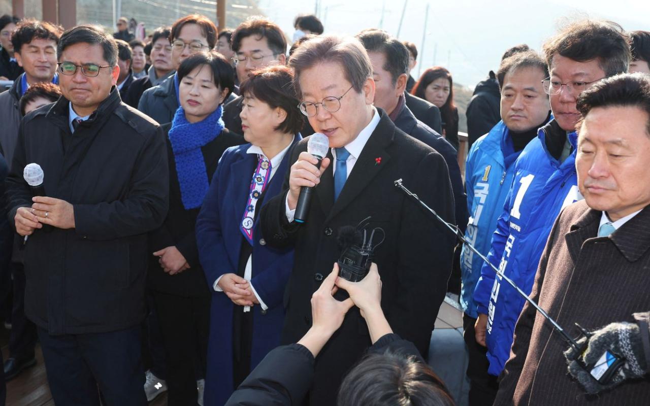 Ο ηγέτης της αντιπολίτευσης της Νότιας Κορέας Λι Τζε-μιουνγκ δέχθηκε επίθεση με μαχαίρ