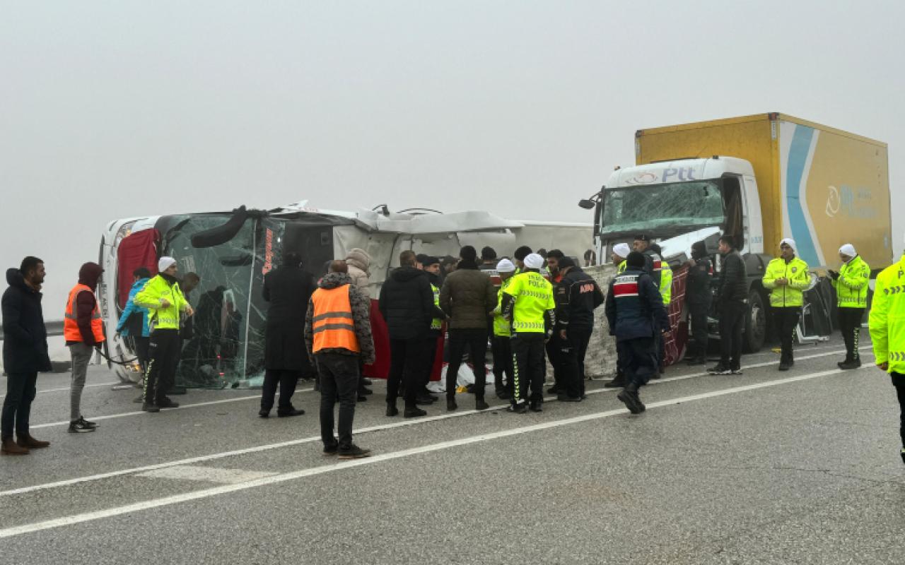 Φονική σύγκρουση φορτηγού με λεωφορείο στην Τουρκία 