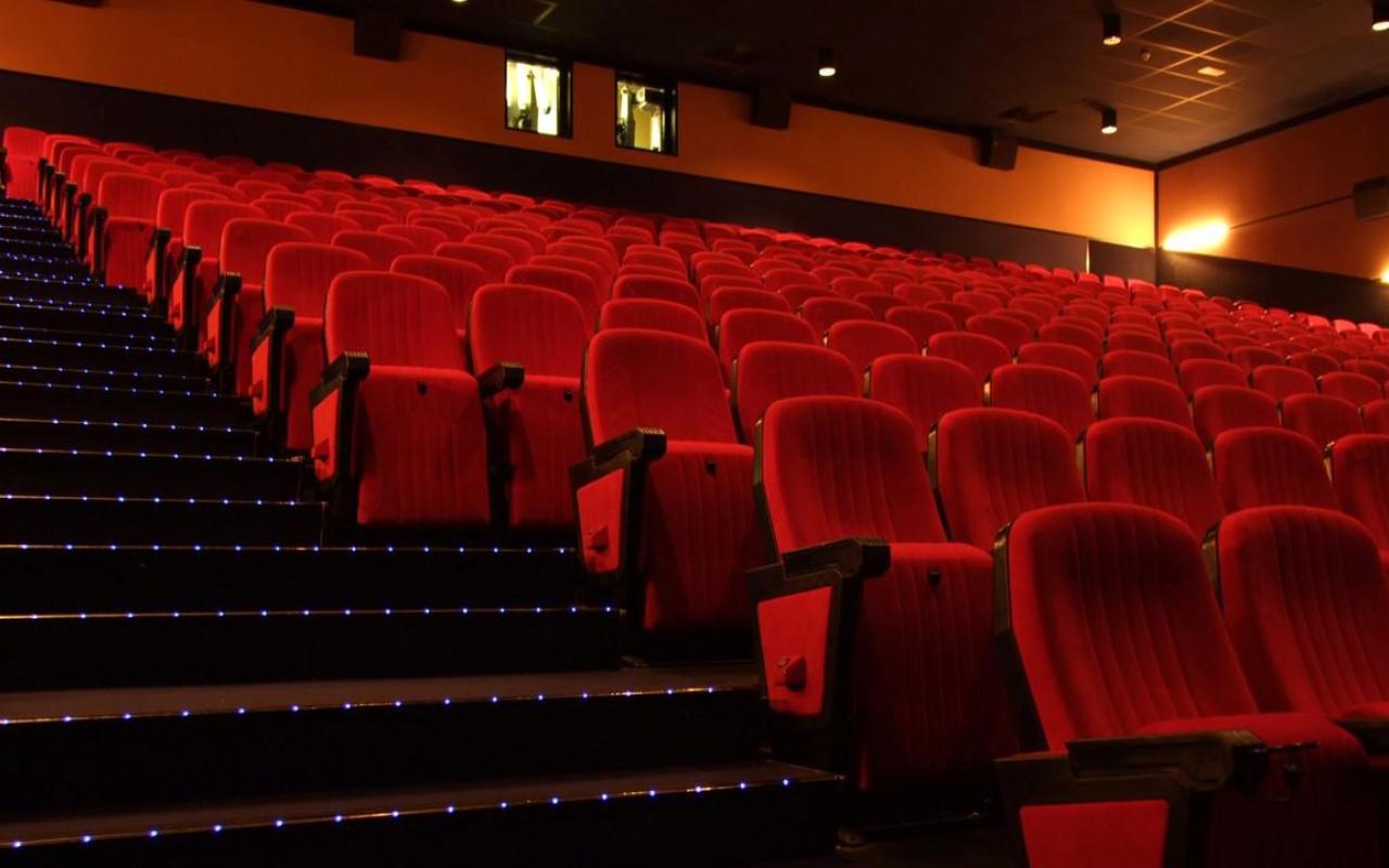 Ταινία - προβολή - κινηματογράφος - καθίσματα