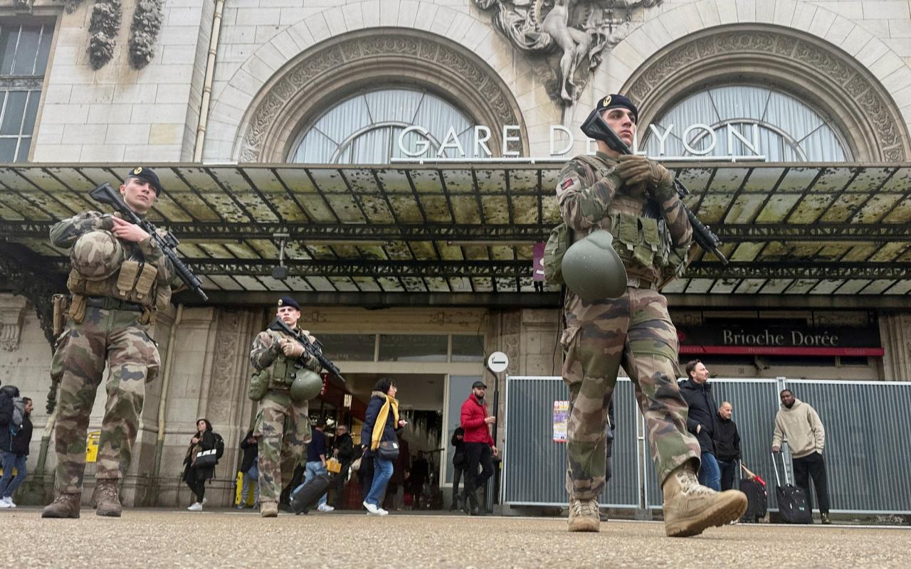 Επίθεση σε σταθμό - Παρίσι