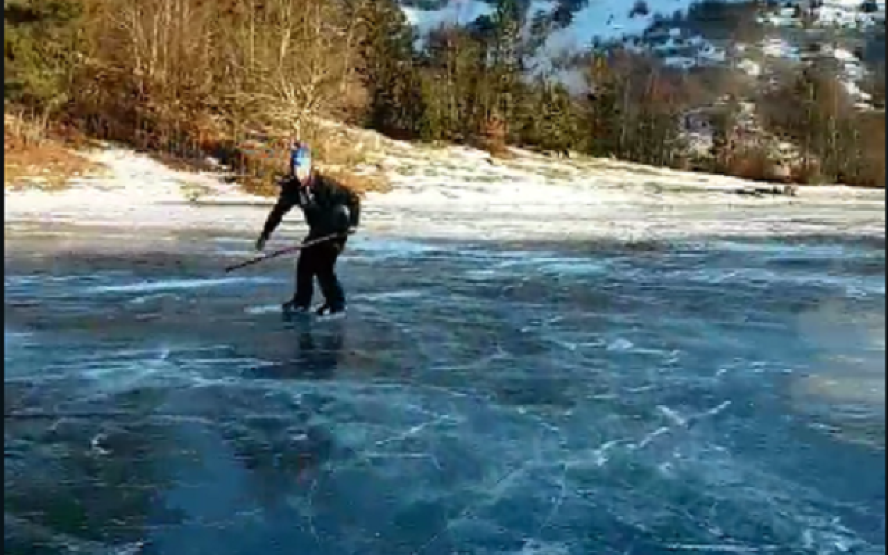Έπαιξαν χόκεϊ πάνω στην παγωμένη λίμνη στα Γρεβενά.png