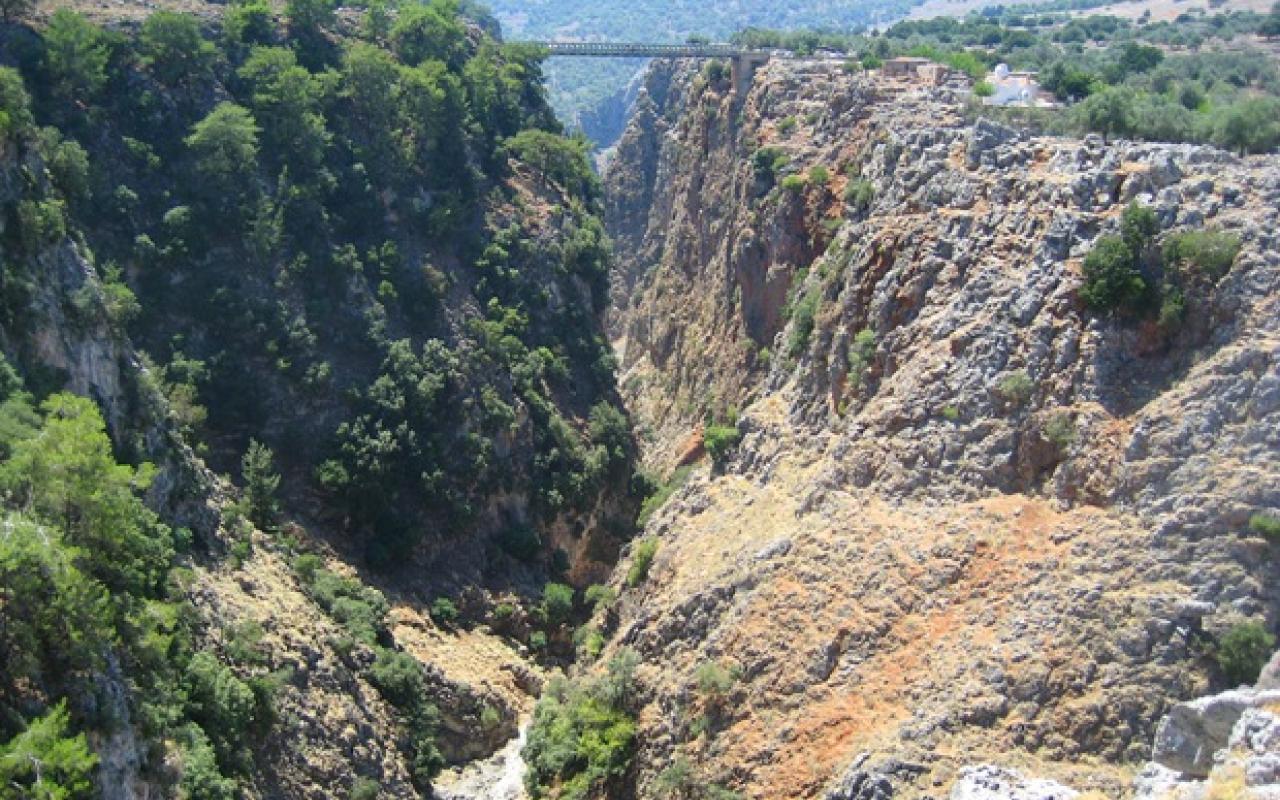 Έρευνες για τον εντοπισμό δύο Γάλλων τουριστών στο φαράγγι της Αράδαινας