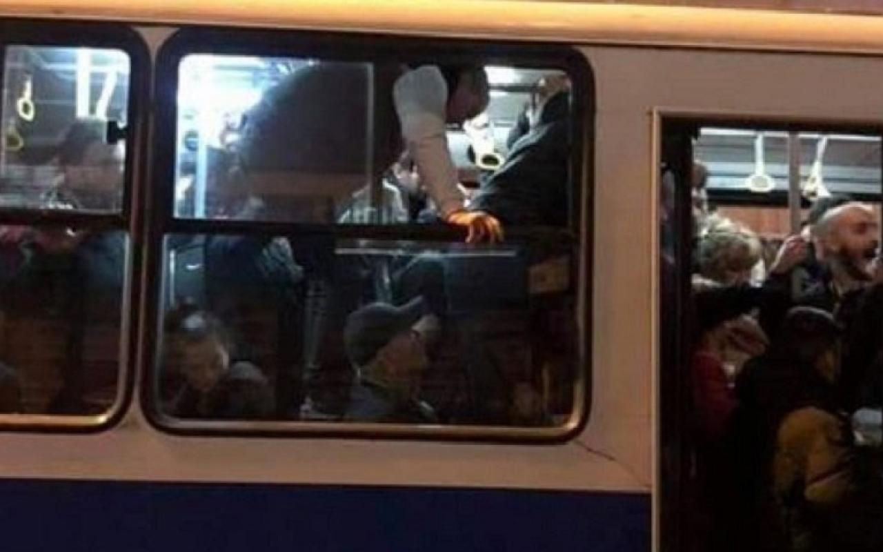 Εικόνα ντροπής σε λεωφορείο με επιβάτες να... πετούν στον αέρα!.jpg