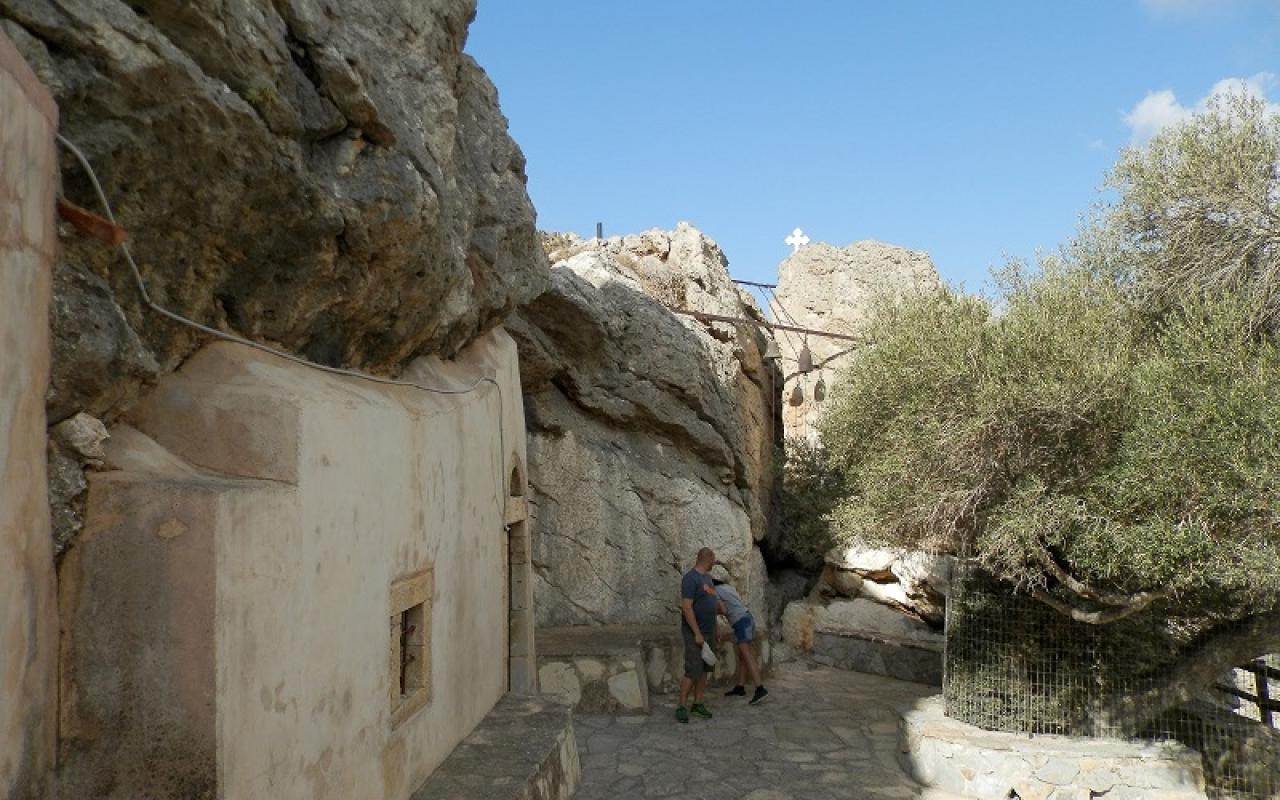 Ο σπηλαιώδης ναός της Παναγίας στη Βήθανο