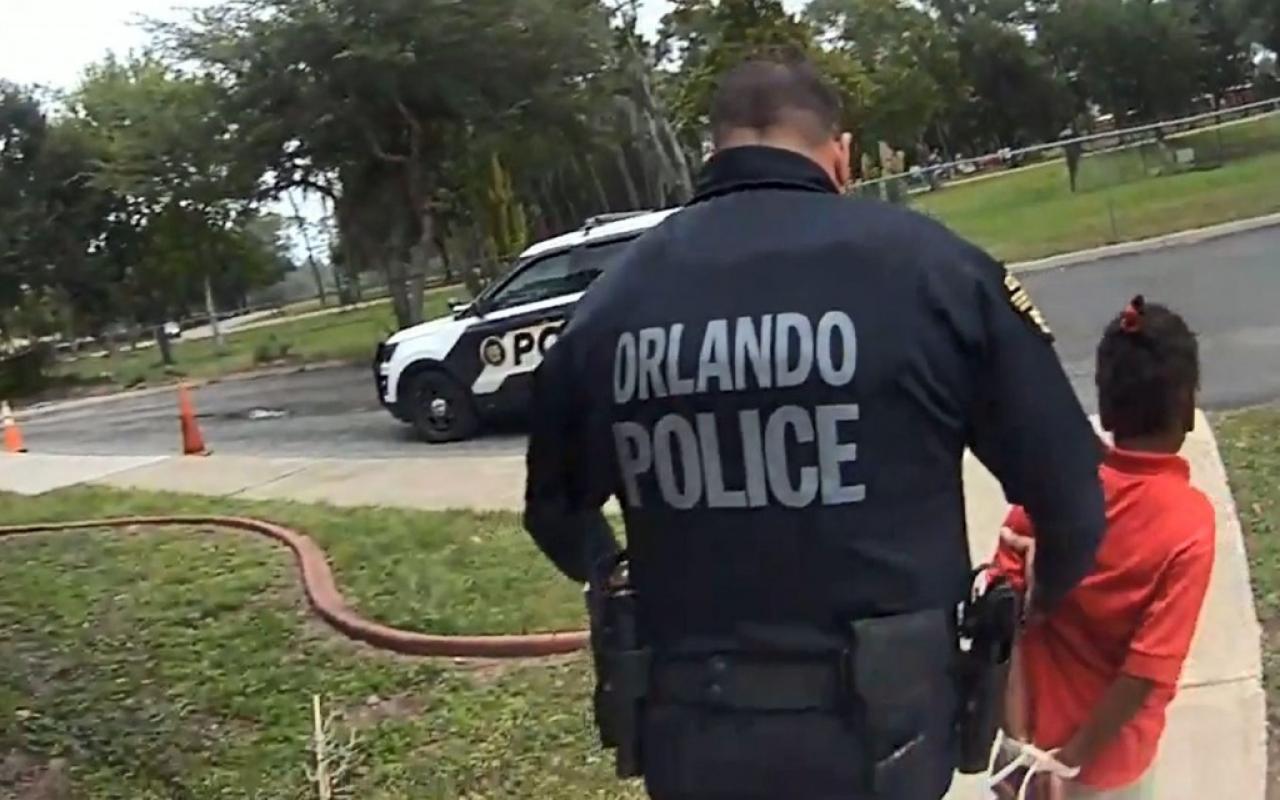 Αστυνομικός φόρεσε χειροπέδες σε 6χρονη