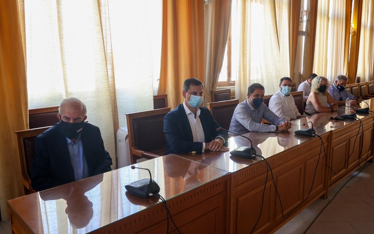 Ο Υπουργός Τουρισμού παραβρέθηκε σε σύσκεψη στην αίθουσα του δημοτικού συμβουλίου