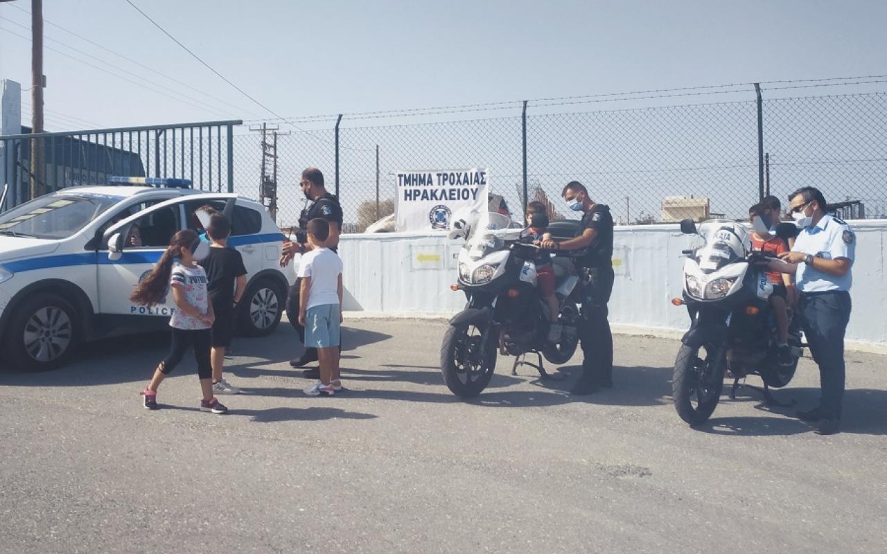 οι αστυνομικοί της τροχαίας ενημερώνουν τους μικρούς μαθητές