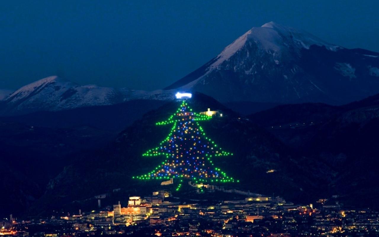 το μεγαλύτερο χριστουγεννιάτικο δέντρο στον κόσμο