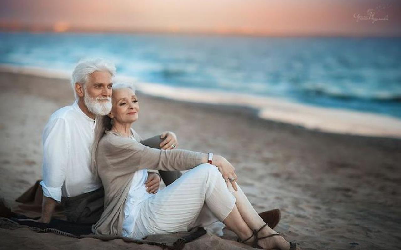 ηλικιωμένο ζευγάρι-ερωτευμένο ζευγάρι