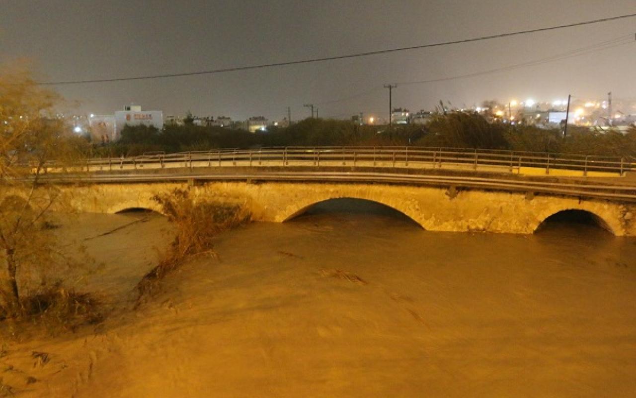 &quot;Στο κόκκινο&quot; τα ποτάμια στο Ηράκλειο από την καταρρακτώδη βροχή