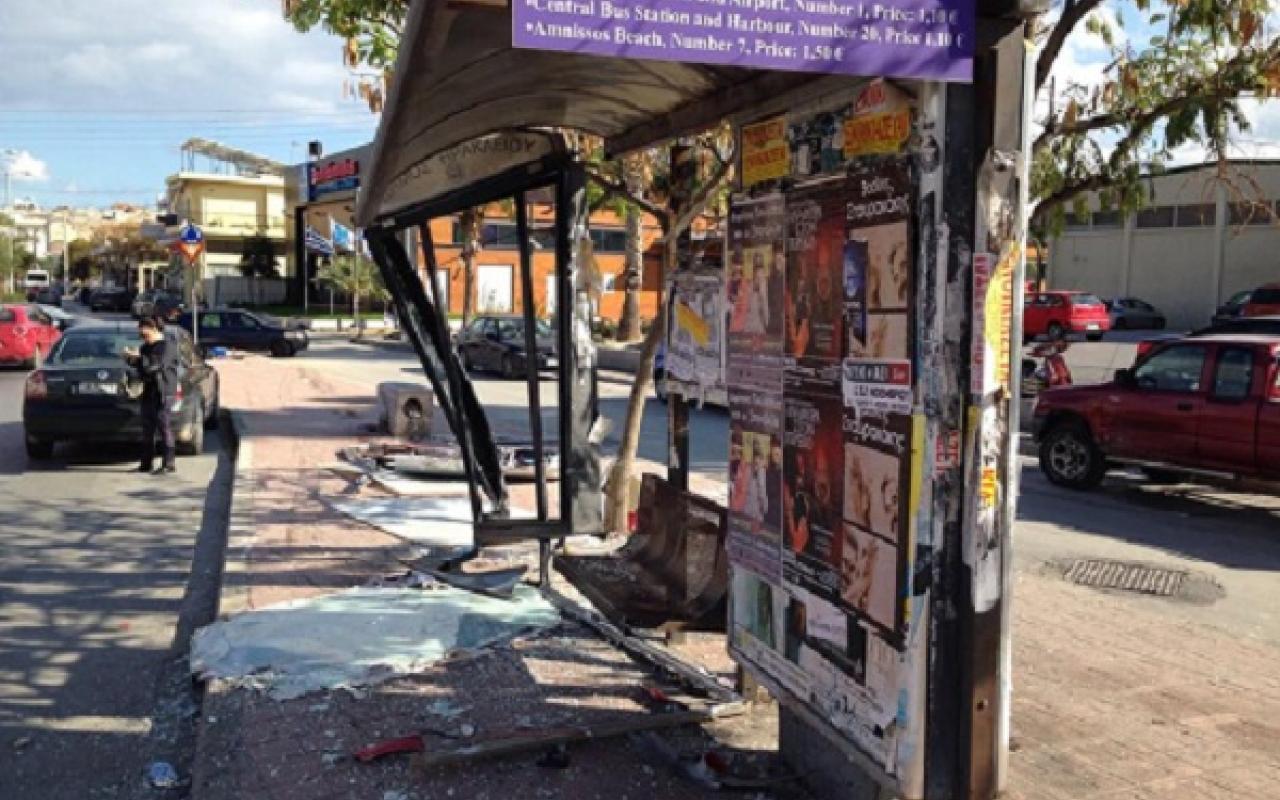 Ηράκλειο: Ξήλωσε πινακίδες, κατέστρεψε στάση λεωφορείου και εξαφανίστηκε! (φωτο)