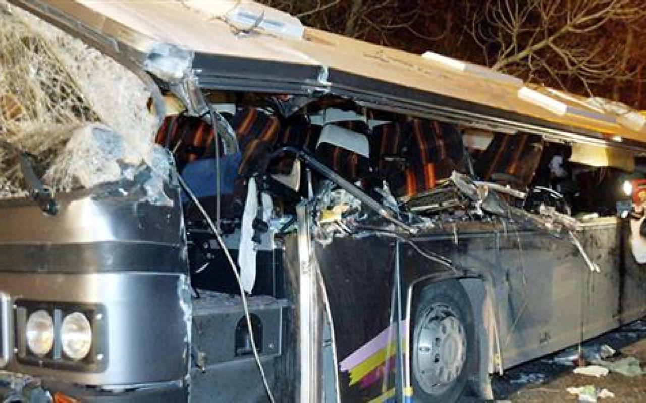 δυστύχημα τέμπη - Το λεωφορείο στο οποίο επέβαιναν οι μαθητές κόπηκε στην μέση.