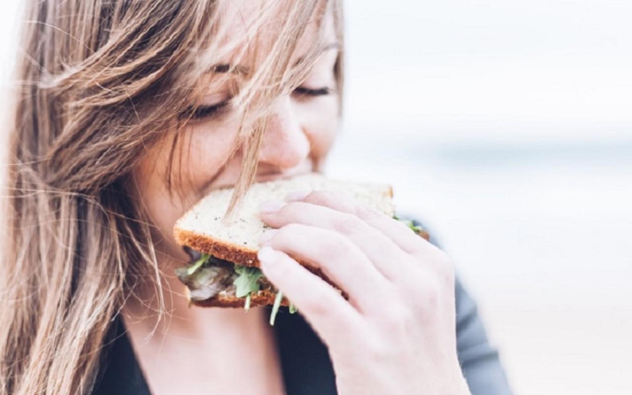 γυναίκα τρώει σάντουιτς.jpg