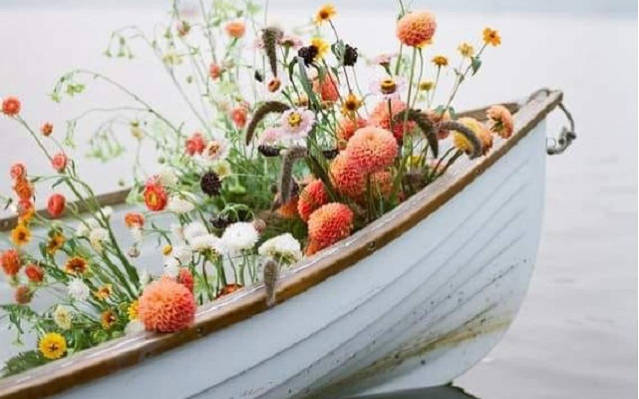 βάρκα λουλούδια γιορτή καλοκαιρι 