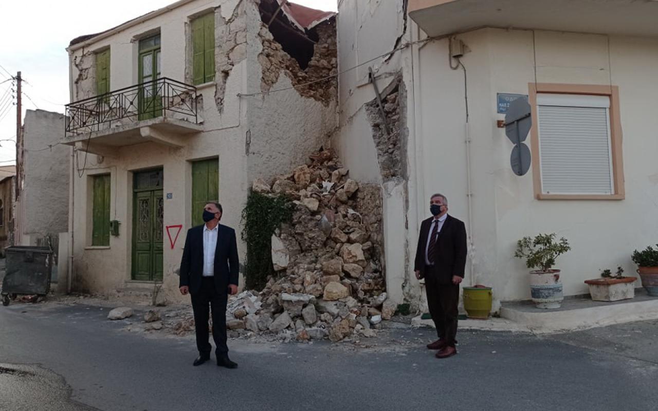 Μπροστά στα χαλάσματα σπιτιού ο κ Καστανίδης με τον δήμαρχο Μινώα Πεδιάδος