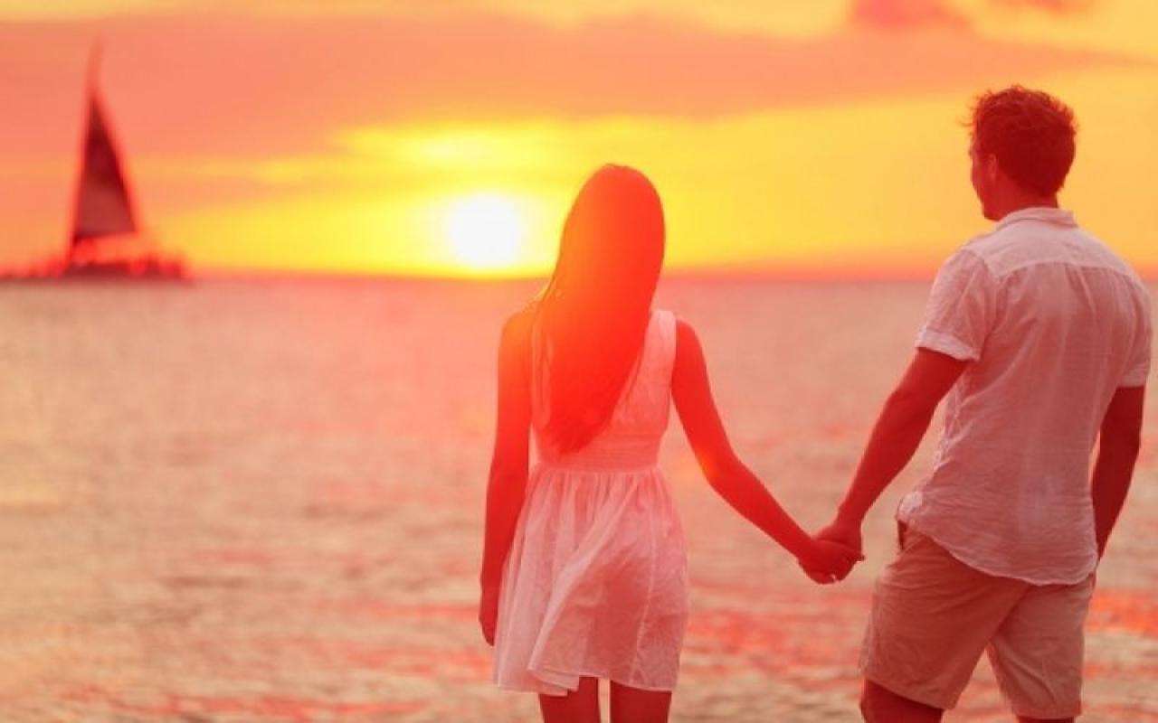 θάλασσα ηλιοβασίλεμα ερωτευμενο ζευγάρι