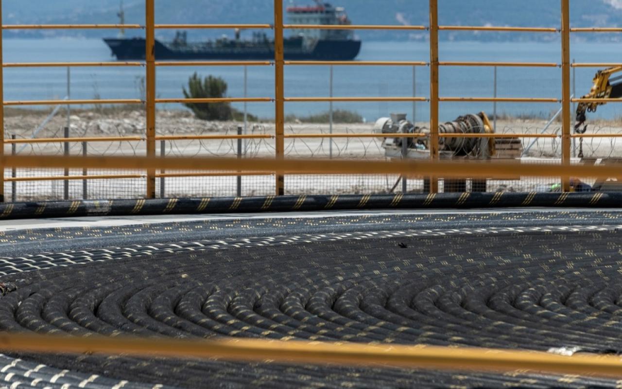 Η πρώτη θαλάσσια διασύνδεση της Κρήτης με την ηπειρωτική χώρα αποτελεί τη μεγαλύτερη σε μήκος καλωδιακή διασύνδεση εναλλασσόμενου ρεύματος παγκοσμίως.