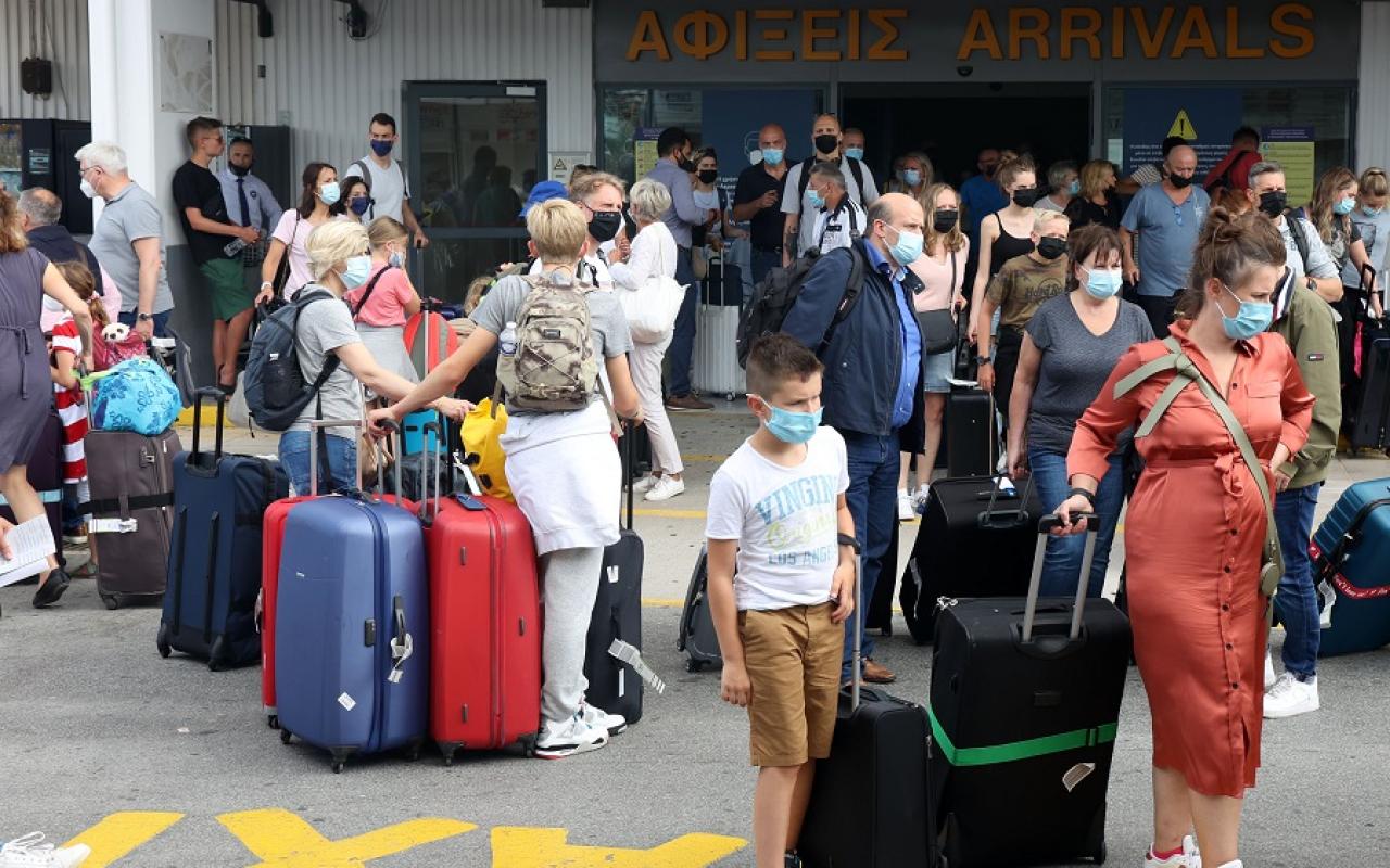 τουρίστες στο αεροδρόμιο Ηρακλείου