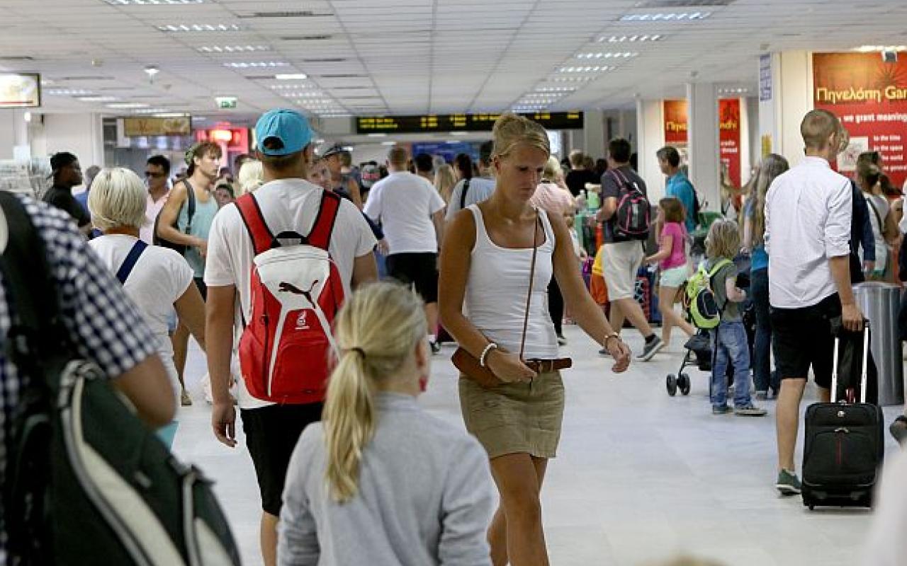 50.000 άνθρωποι διακινήθηκαν από το αεροδρόμιο Ηρακλείου την Κυριακή!