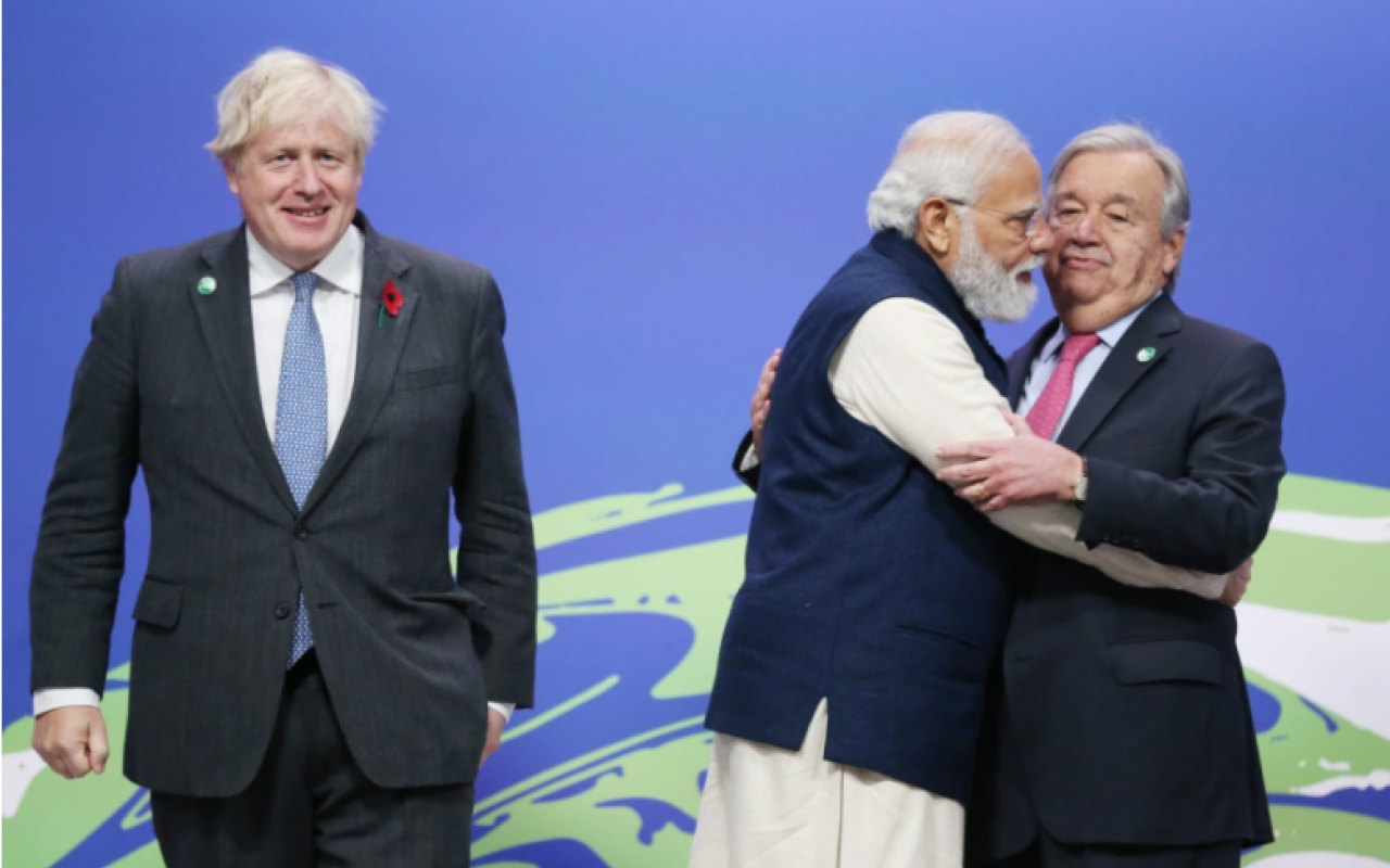 Ινδός πρωθυπουργός - Αγκαλιά