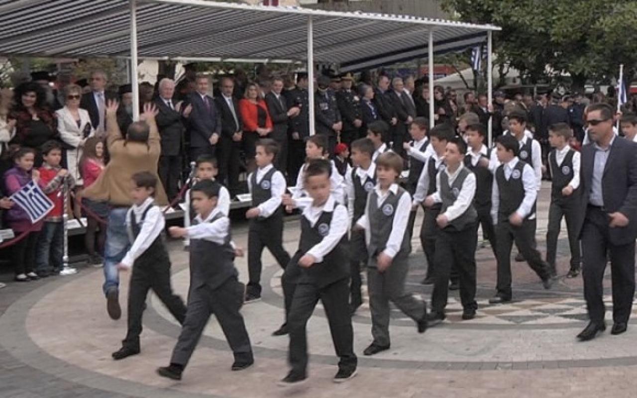 Φασκέλωσε τους επίσημους στη παρέλαση του Αγρινίου (βίντεο)
