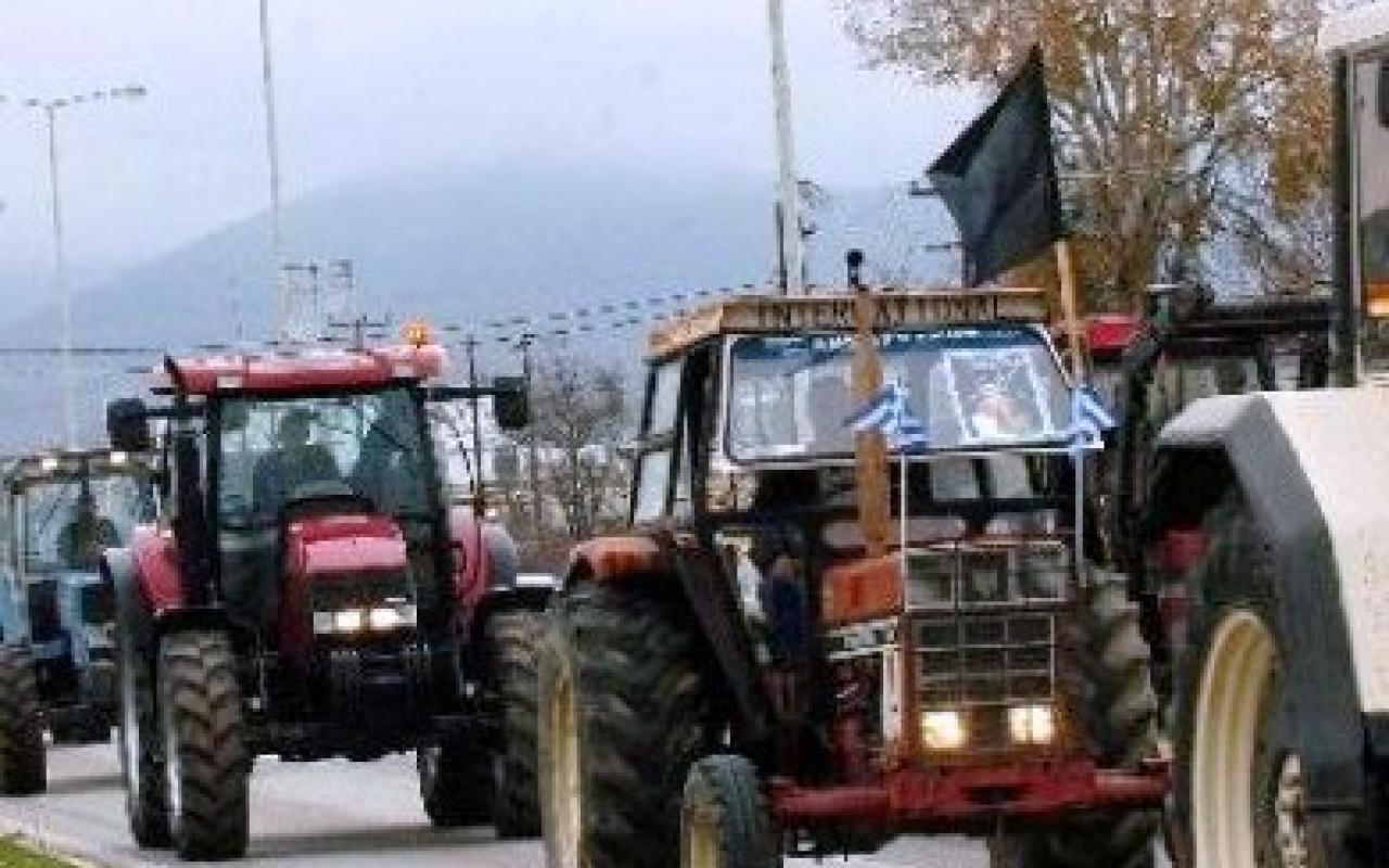 Αγρότες απέκλεισαν την Εθνική Οδό Πατρών – Πύργου