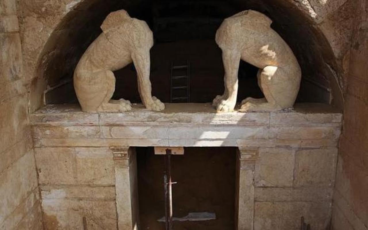 Αποκαλύφθηκε η πρόσοψη του ταφικού μνημείου στην Αμφίπολη (φωτογραφίες)