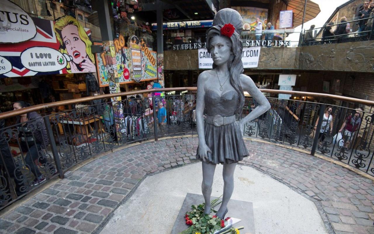 &#039;Εκαναν άγαλμα την Έιμι Γουάινχαουζ - Αποκαλυπτήρια στο Λονδίνο 