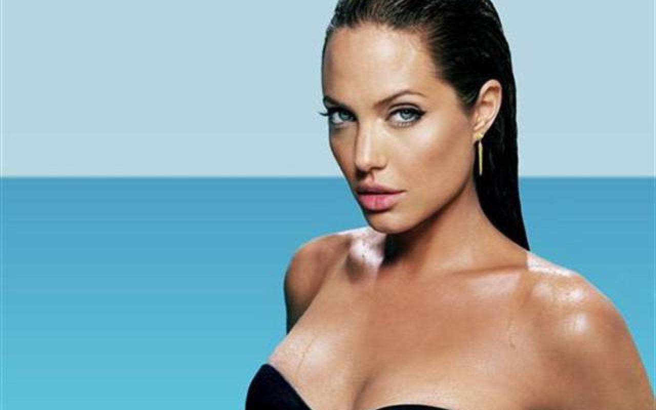 Τι πλαστική επέμβαση ετοιμάζεται να κάνει η Angelina Jolie; 