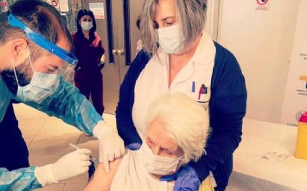Εμβολιάστηκε 97χρονη επιζήσασα του Αουσβιτς στη Θεσσαλονίκη