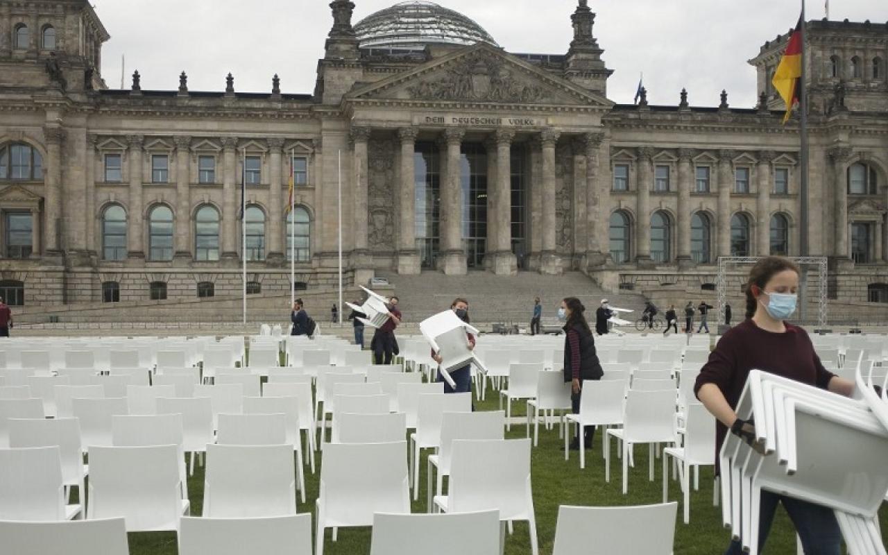 Γερμανία: 13.000 καρέκλες στο κοινοβούλιο, μία για κάθε πρόσφυγα της Μόριας
