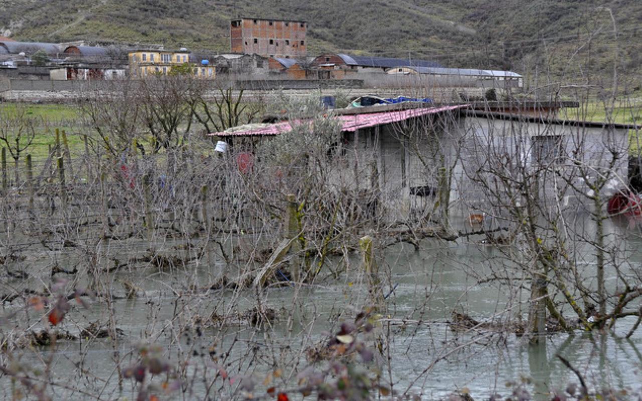Σφοδρές βροχοπτώσεις και χιόνια σαρώνουν την Αλβανια
