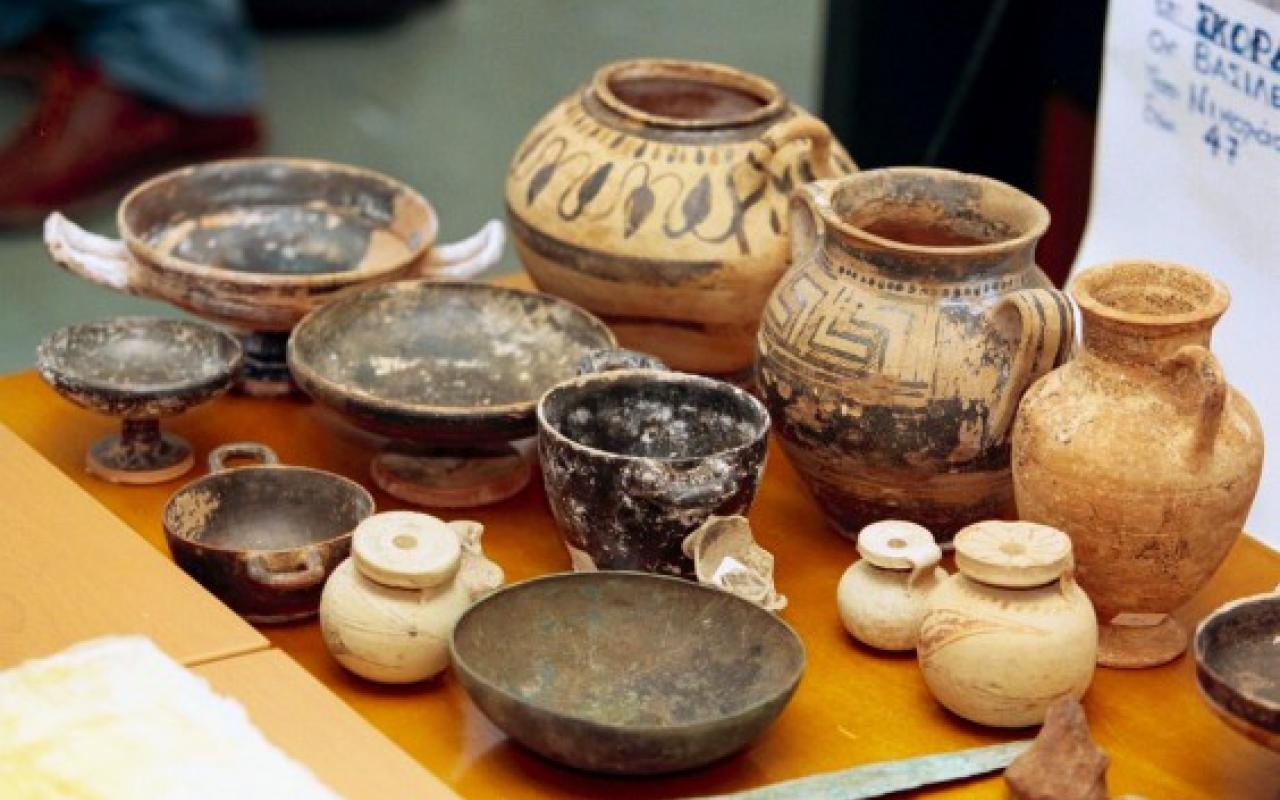 Κόρινθος: Μάνα και γιός συνελήφθησαν με 1.210 αρχαία αντικείμενα