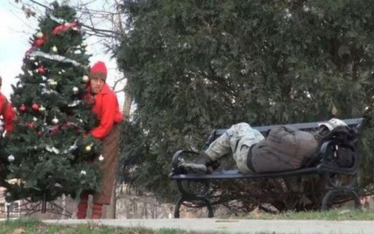Όσο υπάρχουν άνθρωποι: Χριστουγεννιάτικο δώρο σε άστεγο.