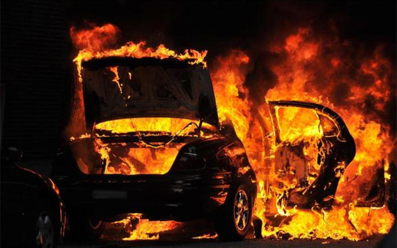 Φωτιά σε εν κινήσει αυτοκίνητο στο ύψος της Λεωφόρου Παπαναστασίου