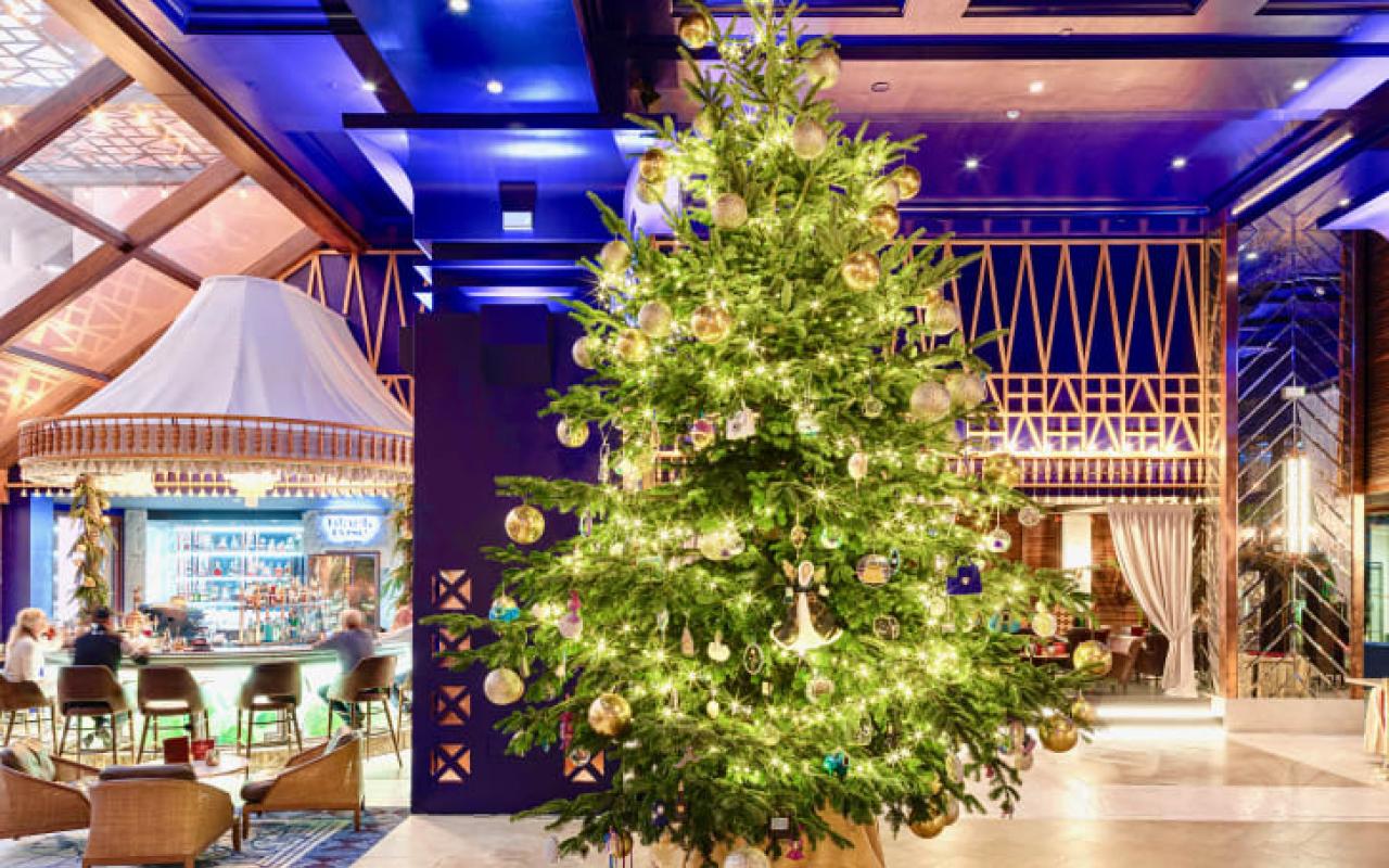 χριστουγεννιάτικο δέντρο στο λόμπι του Kempinski Hotel Bahia.jpg