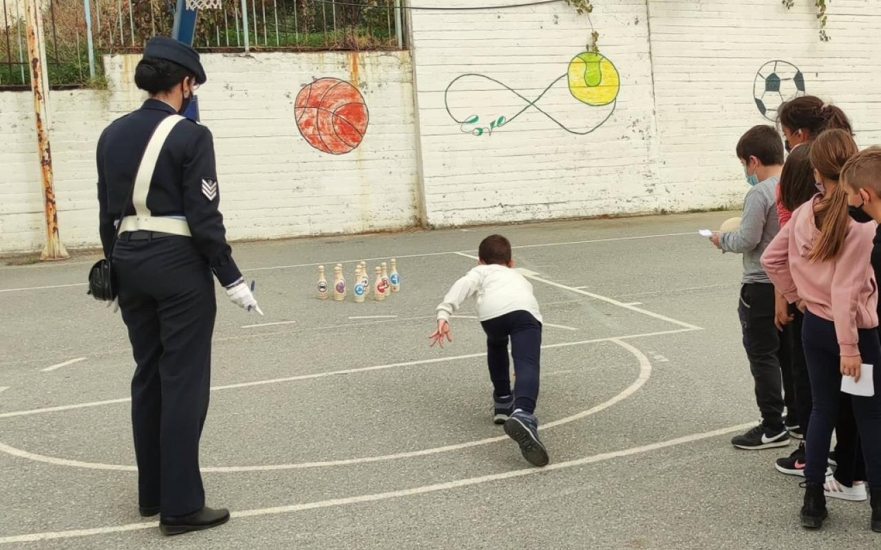 Καθοδηγητής σε κάθε διαδραστικό παιχνίδι ένας τροχονόμος - αστυνομικός, με τη βοήθεια των οποίων οι μαθητές μάθαιναν - παίζοντας τα έξι συναρπαστικά παιχνίδια του ΚΟΚ.