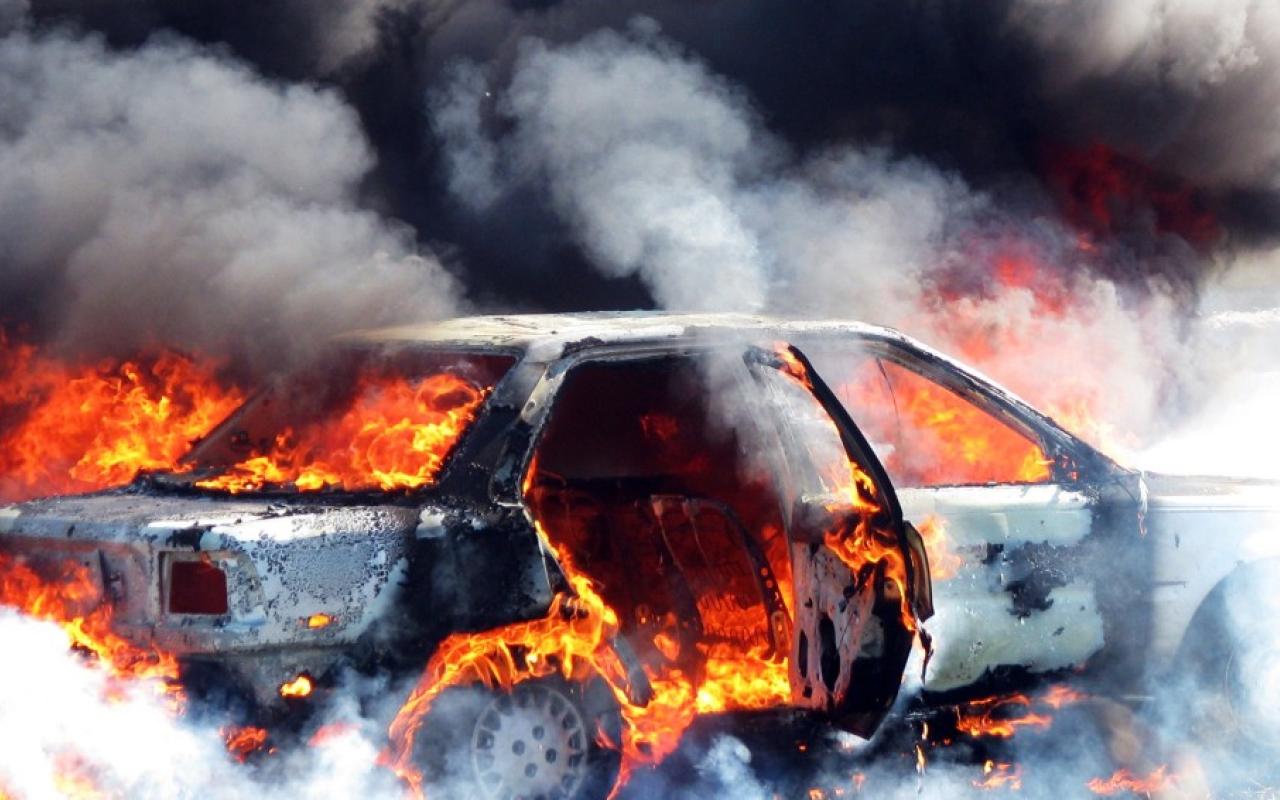 Οι «Πυρήνες της Φωτιάς» πίσω από τον εμπρησμό αυτοκινήτου στελέχους της πρεσβείας μας στο Βερολίνο