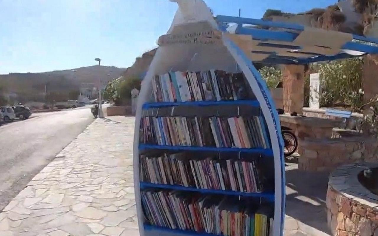 Μετέτρεψαν βάρκες σε βιβλιοθήκες και τις έβαλαν στην παραλία