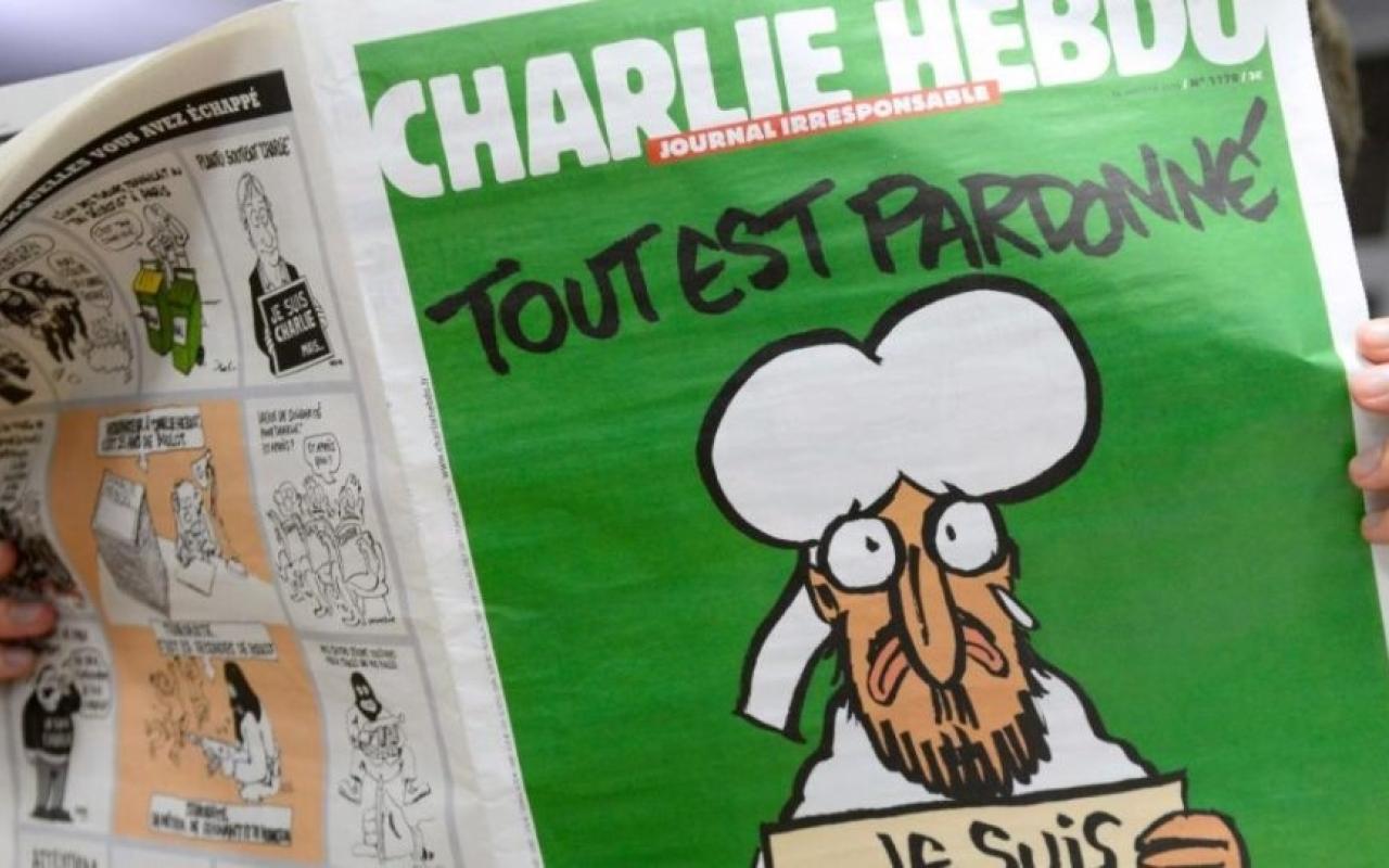 Η Charlie Hebdo αναδημοσιεύει σκίτσα του Μωάμεθ λίγο πριν… τη δίκη για τη φονική επίθεση
