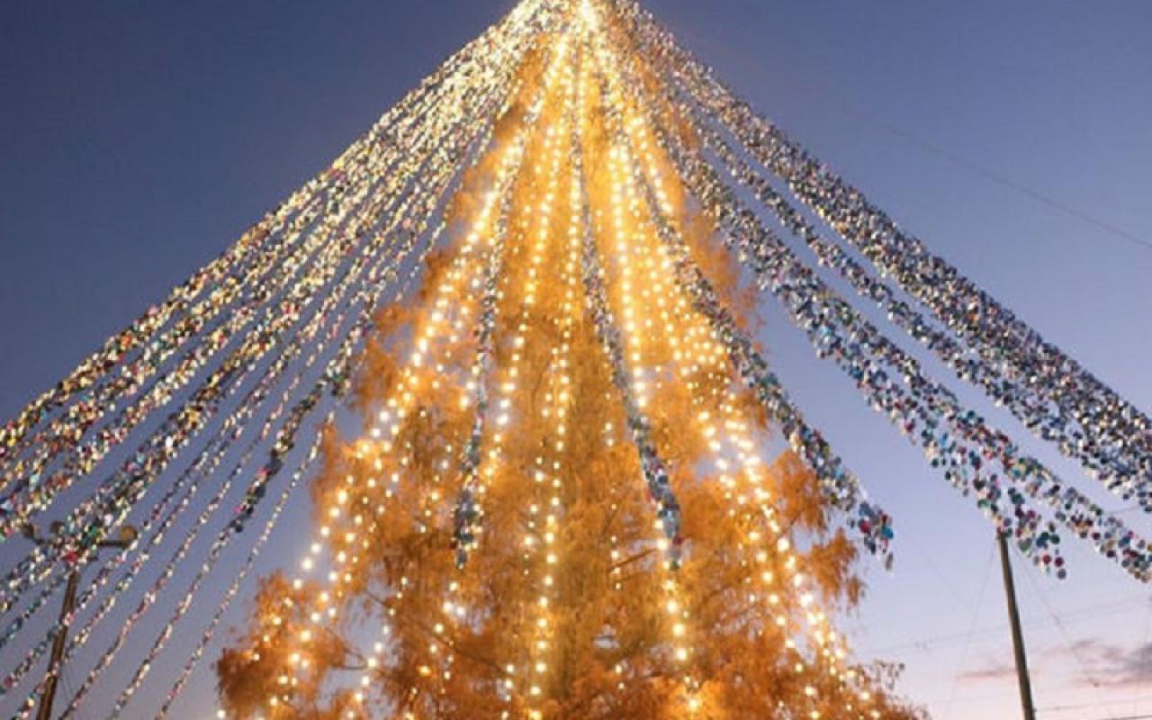Ρεκόρ Γκίνες σε Ιαπωνική πόλη για τη διακόσμηση τεράστιου χριστουγεννιάτικου δέντρου