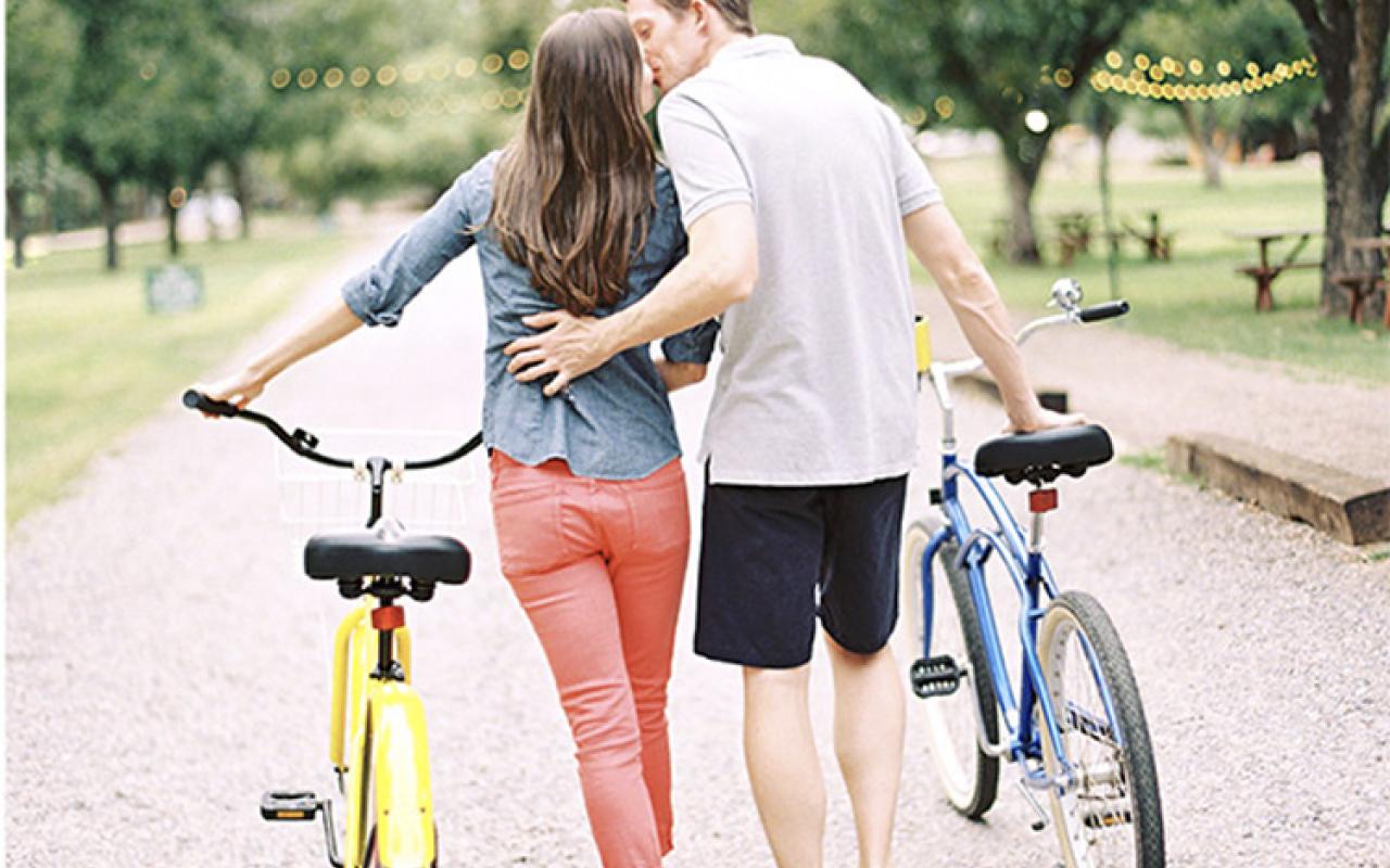 ερωτευμενο ζευγαρι με ποδήλατα