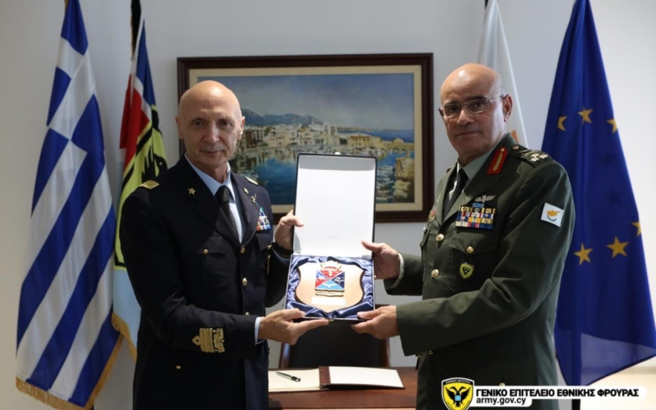 Ο Αρχηγός της Εθνικής Φρουράς ευχαρίστησε τον Ιταλό ομόλογό του για την παρουσία του στην Κύπρο και για τη συμμετοχή του στους εορτασμούς της επετείου για την ανακήρυξη της Κυπριακής Δημοκρατίας.