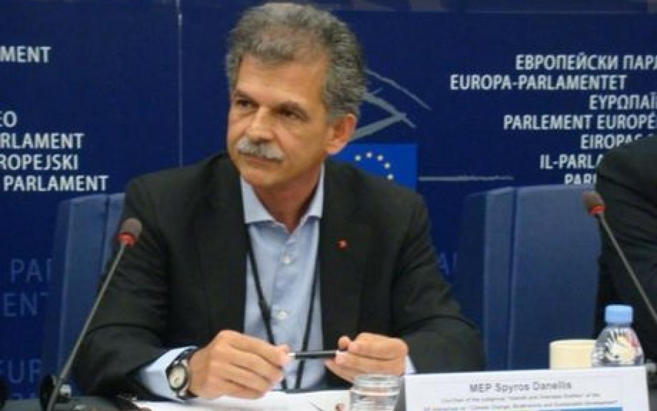 Με πατερίτσες αλλά... χαμογελαστός στο κέντρο του Ηρακλείου ο Σπύρος Δανέλλης