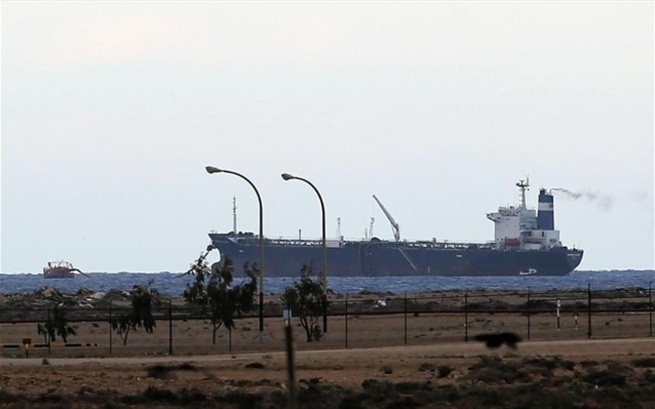 Λιβύη: Πύρ από το πολεμικό ναυτικό ενάντια στο δεξαμενόπλοιο που ελέγχουν αντάρτες 