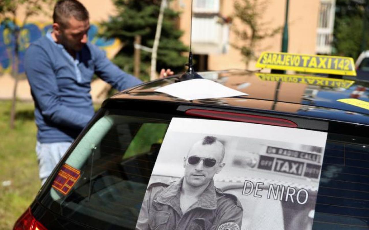 Οι ταξιτζήδες του Σαράγεβο τιμούν τον Ρόμπερτ Ντε Νίρο