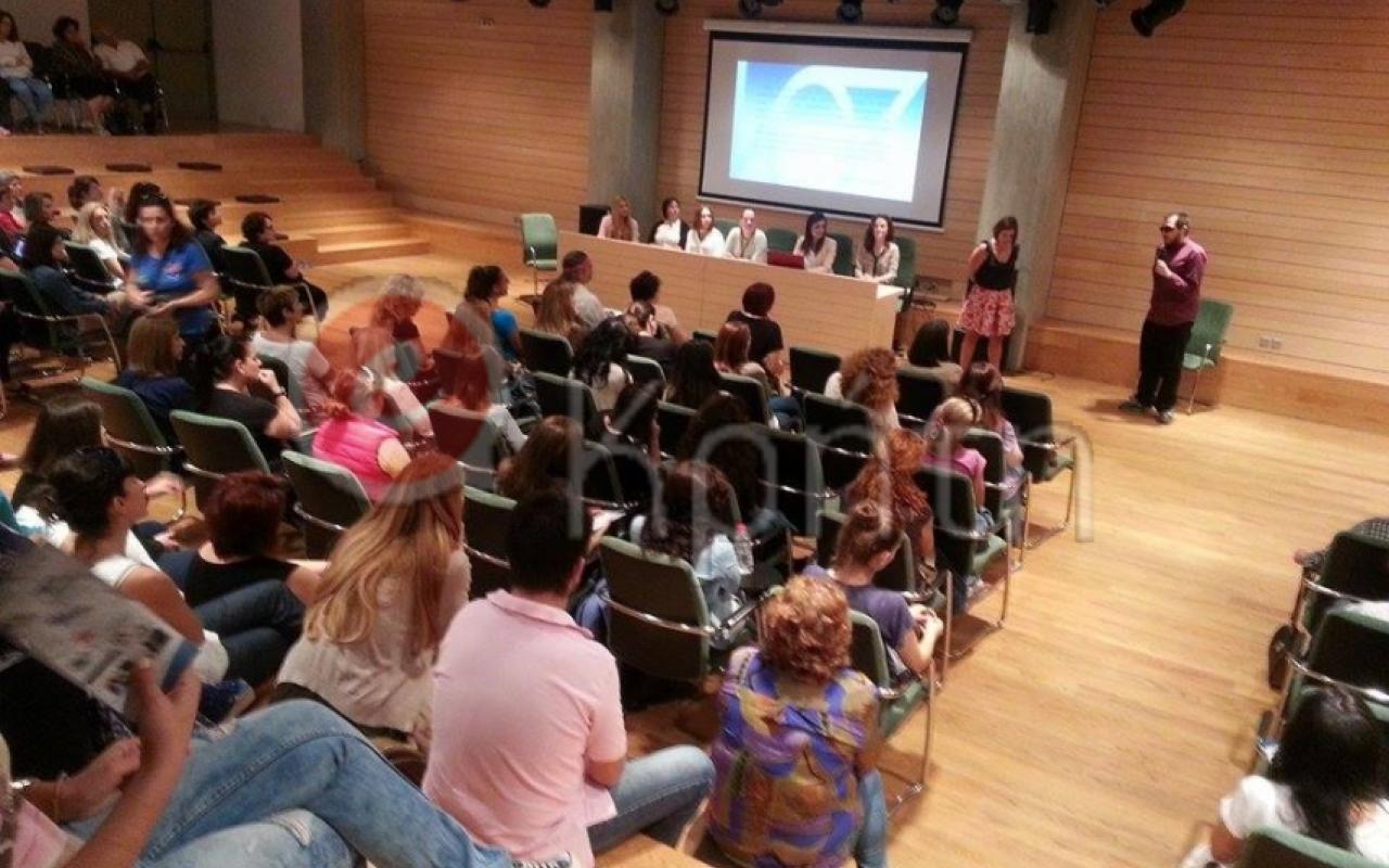 διαβαζω για τους αλλους.jpg