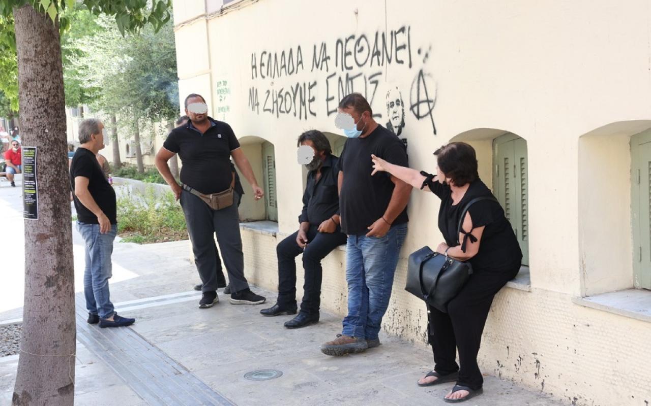 Συγγενείς του θύματος έξω από τα Δικαστήρια Ηρακλείου